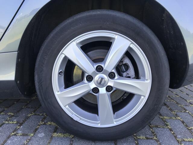 Volvo V40 1.5 T3 Momentum Automaat | Rijklaar incl 12 mnd Bovag | Trekhaak Stoelverwarming PDC voor Climate control