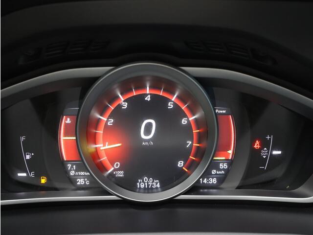 Volvo V40 2.0 T2 Nordic+ / Cruise Control / Standkachel / Stoelverwarming / Parkeersensoren achter / Navigatie / On Call / Verwarmbare voorruit /