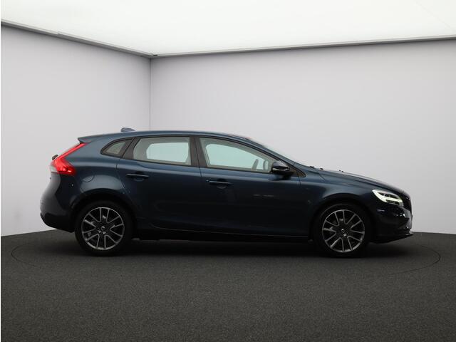 Volvo V40 2.0 T2 Nordic+ / Cruise Control / Standkachel / Stoelverwarming / Parkeersensoren achter / Navigatie / On Call / Verwarmbare voorruit /