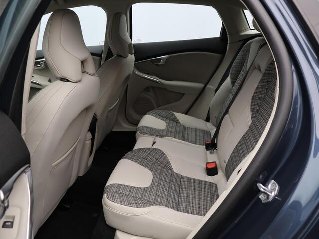 Volvo V40 2.0 T2 Nordic+ / Cruise Control / Standkachel / Stoelverwarming / Parkeersensoren achter / Navigatie / On Call / Verwarmbare voorruit /