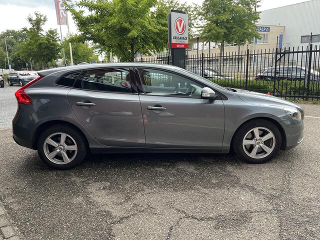 Volvo V40 1.5 T2 Momentum // CRUISE CONTROL // CLIMA // NAVI // PARKEERSENSOREN // TREKHAAK //