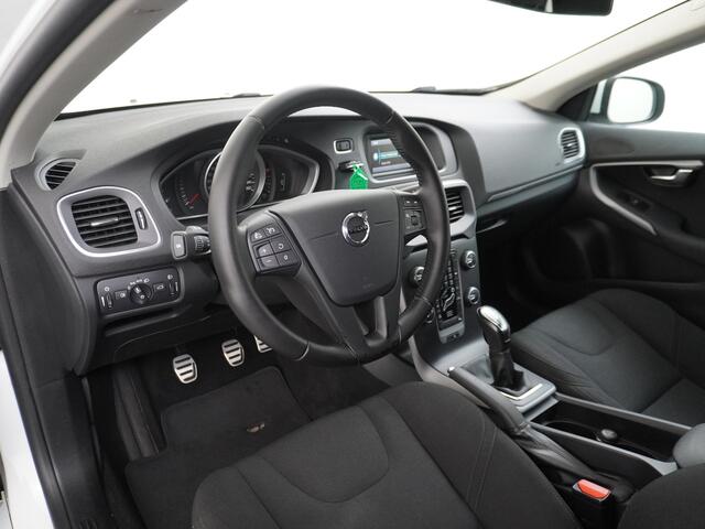 Volvo V40 2.0T Dual-Ecc Pdc 16" Licht-Regensensor Cruise Bluetooth Momentum Autonomous Emergency Braking Brake Assist System Privacy Glas Isofix 1500kg Trekvermogen! hoofdsteunen anti-whiplash Bots herkenning systeem EURO6