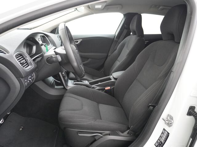 Volvo V40 2.0T Dual-Ecc Pdc 16" Licht-Regensensor Cruise Bluetooth Momentum Autonomous Emergency Braking Brake Assist System Privacy Glas Isofix 1500kg Trekvermogen! hoofdsteunen anti-whiplash Bots herkenning systeem EURO6