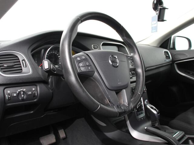 Volvo V40 1.5 T2 Momentum Airco Navigatie Parkeersensoren Radio Lichtmetalen velgen Elektrische ramen Bluetooth