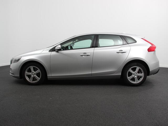 Volvo V40 1.5 T2 Momentum Airco Navigatie Parkeersensoren Radio Lichtmetalen velgen Elektrische ramen Bluetooth