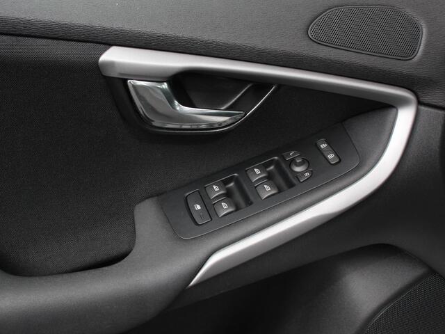 Volvo V40 1.5 T2 Momentum Airco Navigatie Parkeersensoren Radio Lichtmetalen velgen Elektrische ramen Bluetooth