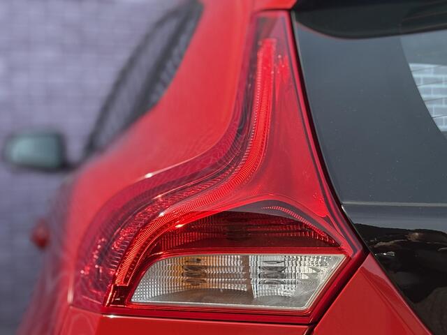 Volvo V40 1.5 T2 Kinetic | 1ste eigenaar | Airco | Cruise controle | Stoelhoogte verstelling | Licht metalen velgen 16" | Multimediascherm |