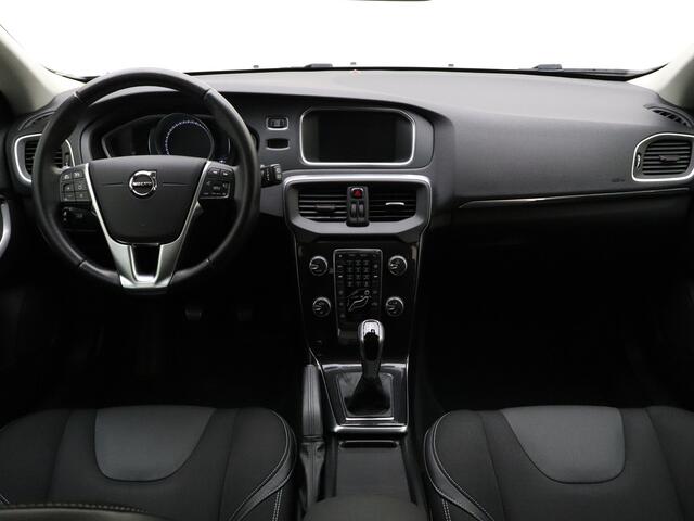 Volvo V40 2.0 T3 153pk Nordic+ / Stoelverwarming / Stand kachel / Parkeersensoren / All-season banden / Verwarmbaar vorruit