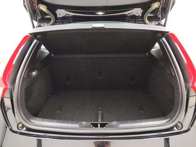 Volvo V40 2.0 T3 153pk Nordic+ / Stoelverwarming / Stand kachel / Parkeersensoren / All-season banden / Verwarmbaar vorruit