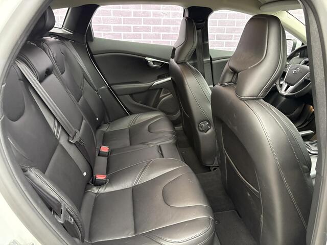 Volvo V40 1.5 T2 Polar+ | Stoelverwarming | Volvo on Call | DAB | High Performance Audio | Elektrisch verwarmbare voorruit | Parkeersensoren | Climate Control |