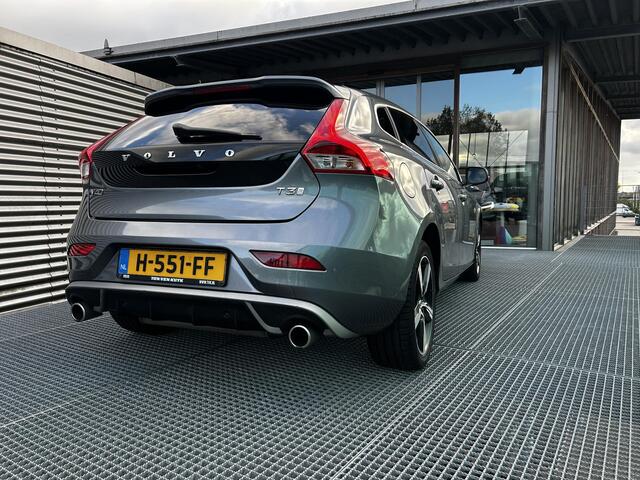 Volvo V40 1.5 T3 Polar+ Sport Automaat, Panorama dak, Harman-Kardon premium sound systeem, Verwarmde stoelen voor, Volvo On call.