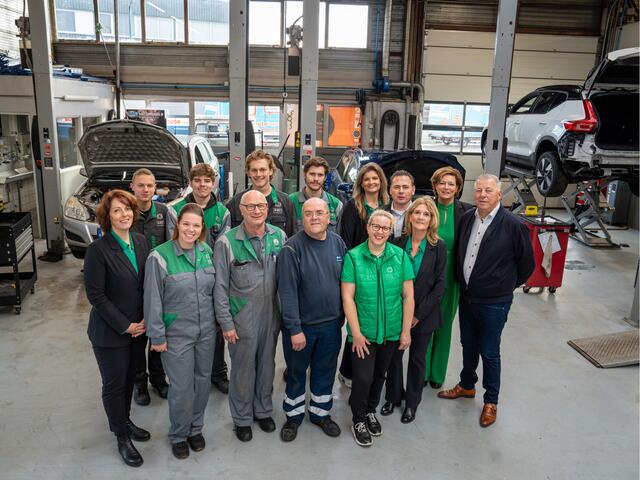 Volvo V40 2.0 T2 Nordic+ Dealer onderhouden, Navigatie, Achteruitrijcamera, Cruise controle, Stoel verwarming , Elek stoelen , Lederen bekleding, Panodak , Xenon, Pdc V/A, Lm velgen 17'', Nederlandse auto, Dealer onderhouden!! Bovag afleverpakket 695,-