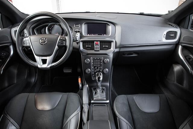 Volvo V40 T3 Polar+ Sport | Afneembare trekhaak | Panoramadak | Premium Audio by Harman Kardon | Navigatie | Parkeercamera | Parkeersensoren voor en achter | Volvo on Call | Keyless Entree | Volvo Guard Alarm