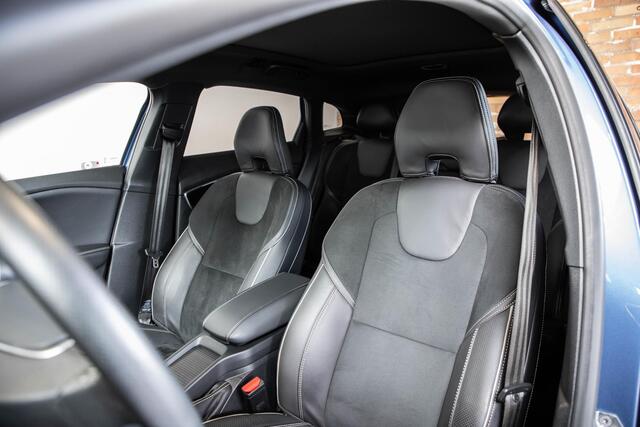 Volvo V40 T3 Polar+ Sport | Afneembare trekhaak | Panoramadak | Premium Audio by Harman Kardon | Navigatie | Parkeercamera | Parkeersensoren voor en achter | Volvo on Call | Keyless Entree | Volvo Guard Alarm