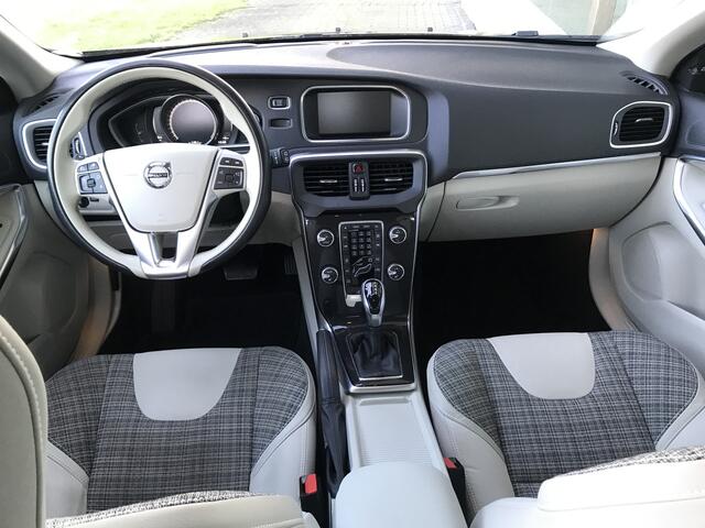 Volvo V40 2.0 D2 Nordic+ Automaat | Rijklaar incl 12 mnd Bovag | Euro6 Trekhaak Adaptieve cruise BLIS Camera LED koplamp