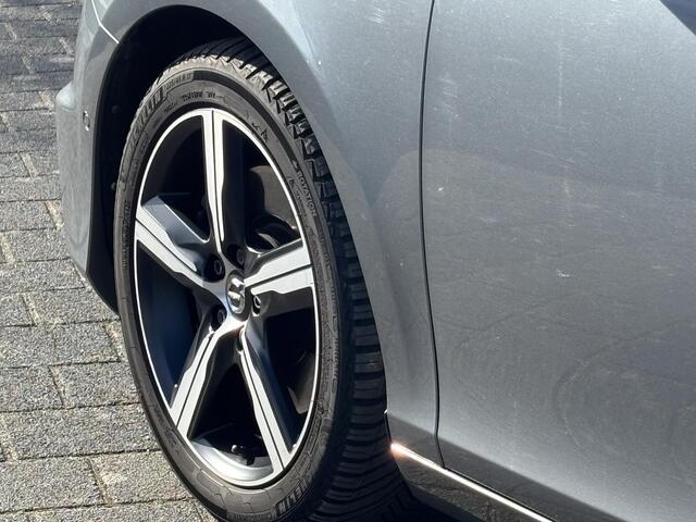 Volvo V40 1.5 T3 R-Design | Automaat | Sportive uitvoering | Leder interieur | Standkachel Panorama dak | DAB+ | Camera | Lage km stand!