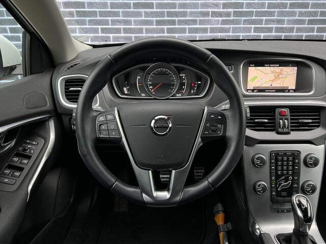 Volvo V40 T2 Nordic+ | Automaat | Navigatie | Cruise Control | High Performance Audio | Trekhaak | Stoelverwarming | LED Koplampen | Standkachel | Park Assist | Voorruit Verwarming | Climate Control | Volvo On Call