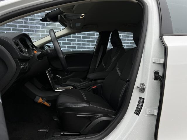Volvo V40 T2 Nordic+ | Automaat | Navigatie | Cruise Control | High Performance Audio | Trekhaak | Stoelverwarming | LED Koplampen | Standkachel | Park Assist | Voorruit Verwarming | Climate Control | Volvo On Call