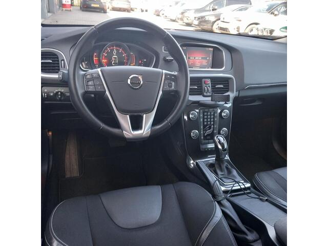 Volvo V40 1.5 T3 Nordic+ | Navigatie | Stoelverwarming | Verwarmde Voorruit | LED | Parkeersensoren Voor | Parkeerverwarming |