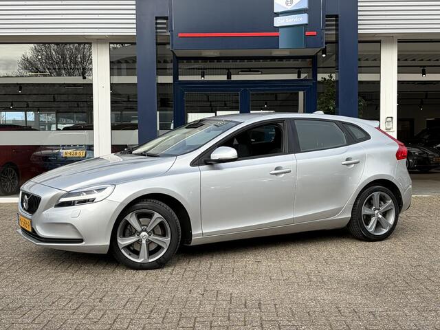 Volvo V40 2.0 T3 Nordic+ / NL-Auto / Dealer-Onderhouden / Standkachel / Stoelverwarming / Cruise-Control / Climate-Control / LED / Radio-Bluetooth / Navi / Verwarmde-Voorruit / PDC-Achter / 17'' LMV / ENZ.