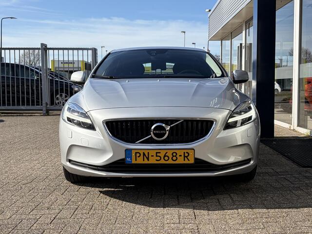 Volvo V40 2.0 T3 Nordic+ / NL-Auto / Dealer-Onderhouden / Standkachel / Stoelverwarming / Cruise-Control / Climate-Control / LED / Radio-Bluetooth / Navi / Verwarmde-Voorruit / PDC-Achter / 17'' LMV / ENZ.