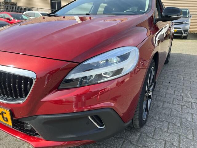 Volvo V40 1.5 T3 Nordic+ - Pano - 18 Inch - LED - Navi - Sensoren - Camera