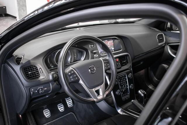 Volvo V40 T3 R-Design | Parkeercamera | Navigatie | Parkeersensoren voor + achter | Stoelverwarming | 17'' Lichtmetalen velgen | Dealer onderhouden | Trekhaak | All Season banden |