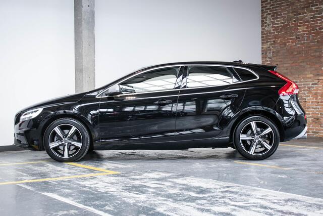 Volvo V40 T3 R-Design | Parkeercamera | Navigatie | Parkeersensoren voor + achter | Stoelverwarming | 17'' Lichtmetalen velgen | Dealer onderhouden | Trekhaak | All Season banden |