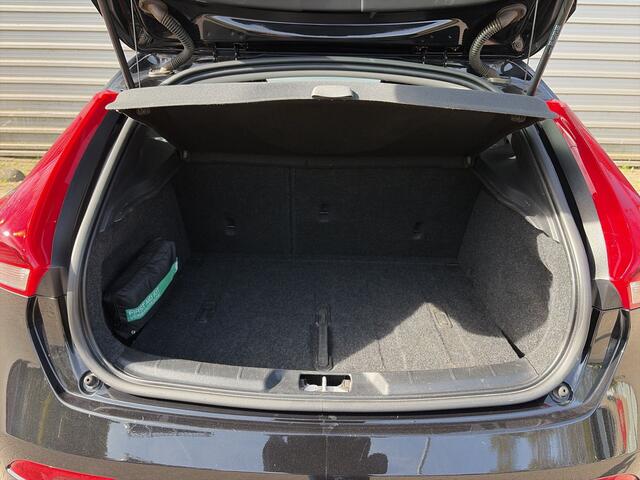 Volvo V40 2.0 T3 Nordic+ / afneembare trekhaak / 17" Velgen / Voorruit verwarming /