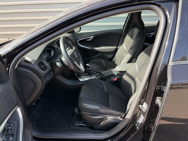 Volvo V40 2.0 T3 Nordic+ / afneembare trekhaak / 17" Velgen / Voorruit verwarming /