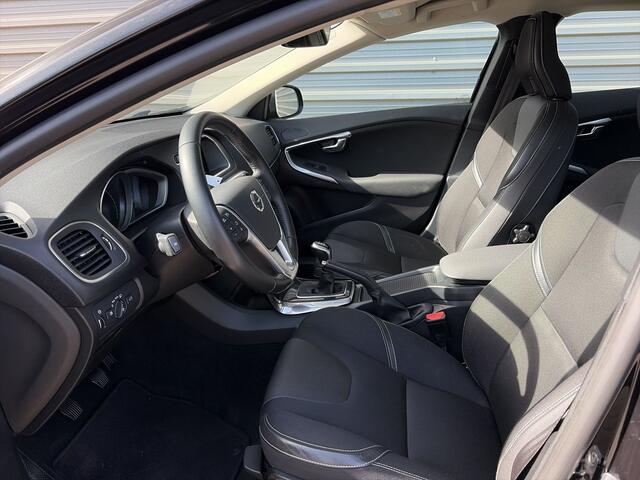 Volvo V40 2.0 T3 Nordic+ / afneembare trekhaak / 17" Velgen / Voorruit verwarming /