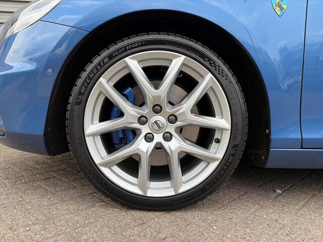 Volvo V40 1.5 T3 Polar+ Sport / Heico filter + uitlaat / R-design styling kit / 18" Velgen /