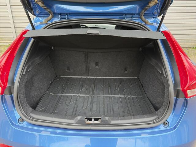 Volvo V40 1.5 T3 Polar+ Sport / Heico filter + uitlaat / R-design styling kit / 18" Velgen /