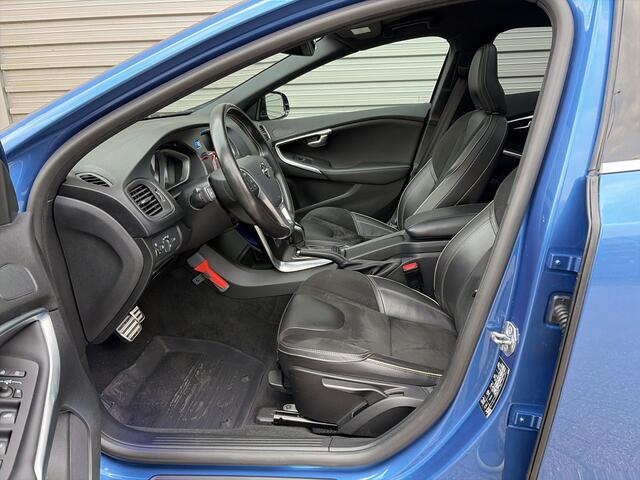 Volvo V40 1.5 T3 Polar+ Sport / Heico filter + uitlaat / R-design styling kit / 18" Velgen /