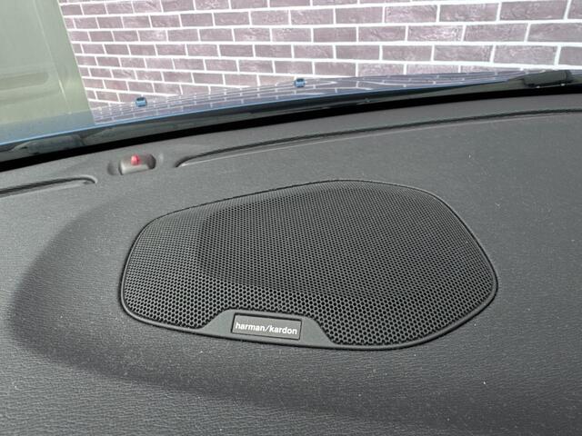 Volvo V40 1.5 T3 Polar+ Sport | R-Design | Parkeerverwarming | Panoramadak | Achteruitrijcamera | Parkeersensoren | Lederen Bekleding | Harman Kardon Audio | Stoelverwarming