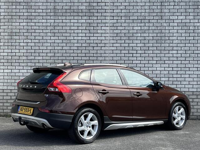 Volvo V40 CROSS COUNTRY 1.5 T3 Summum | All-Season banden | Parkeersensoren | Navigatie | Trekhaak |