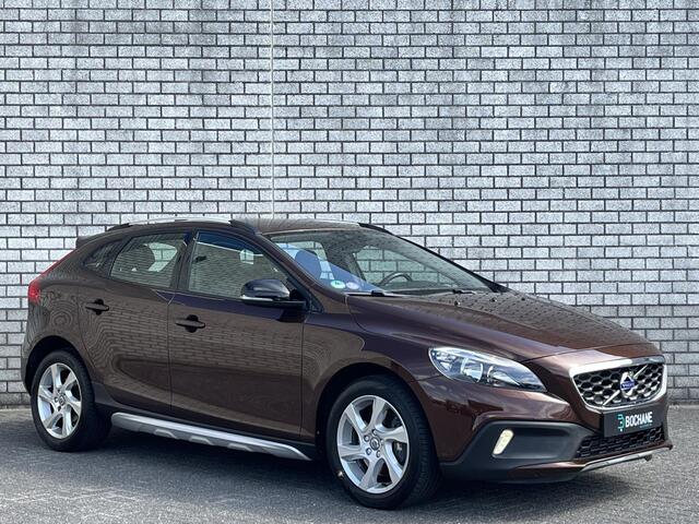 Volvo V40 CROSS COUNTRY 1.5 T3 Summum | All-Season banden | Parkeersensoren | Navigatie | Trekhaak |