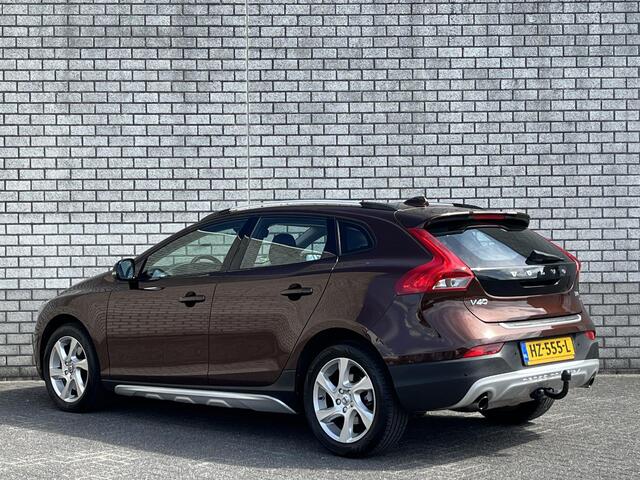 Volvo V40 CROSS COUNTRY 1.5 T3 Summum | All-Season banden | Parkeersensoren | Navigatie | Trekhaak |