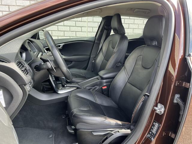 Volvo V40 CROSS COUNTRY 1.5 T3 Summum | All-Season banden | Parkeersensoren | Navigatie | Trekhaak |