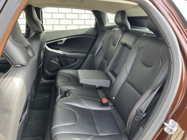 Volvo V40 CROSS COUNTRY 1.5 T3 Summum | All-Season banden | Parkeersensoren | Navigatie | Trekhaak |
