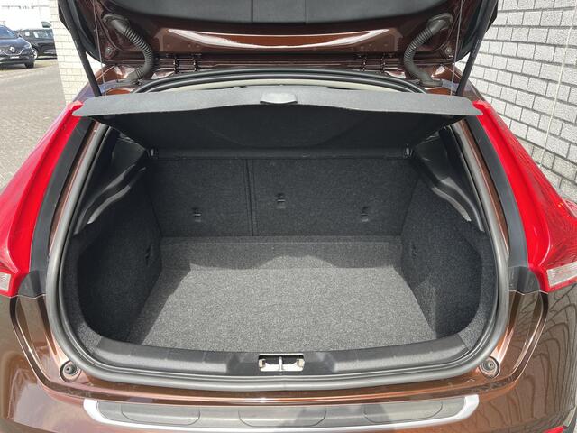 Volvo V40 CROSS COUNTRY 1.5 T3 Summum | All-Season banden | Parkeersensoren | Navigatie | Trekhaak |
