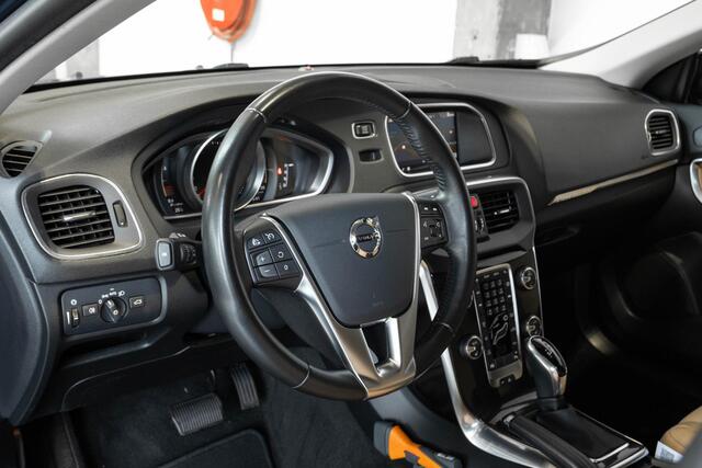Volvo V40 CROSS COUNTRY T3 Automaat Polar+ Luxury | Panoramadak | Premium Audio | Lederen Interieur | Alarmklasse 3 | Park Assist voor en Achter | DAB | Stoelverwarming | Keyless entree | Volvo on Call