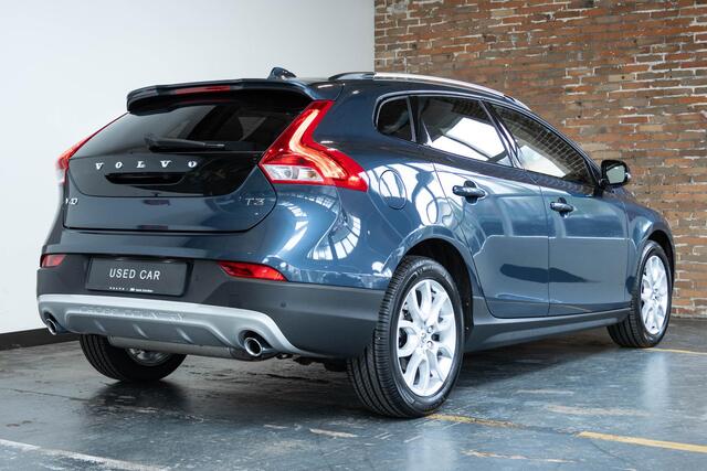 Volvo V40 CROSS COUNTRY T3 Automaat Polar+ Luxury | Panoramadak | Premium Audio | Lederen Interieur | Alarmklasse 3 | Park Assist voor en Achter | DAB | Stoelverwarming | Keyless entree | Volvo on Call