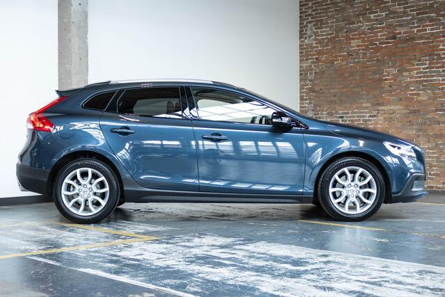 Volvo V40 CROSS COUNTRY T3 Automaat Polar+ Luxury | Panoramadak | Premium Audio | Lederen Interieur | Alarmklasse 3 | Park Assist voor en Achter | DAB | Stoelverwarming | Keyless entree | Volvo on Call