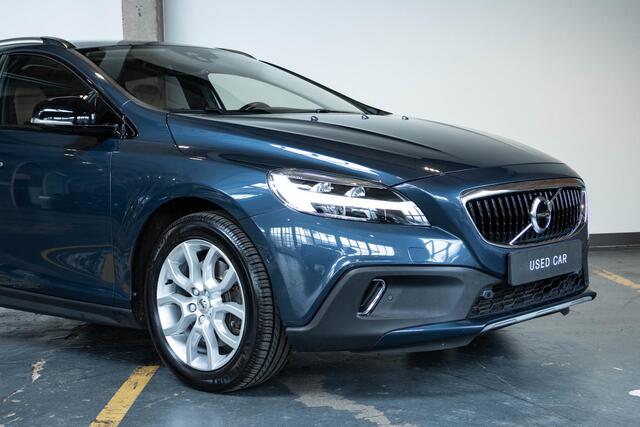 Volvo V40 CROSS COUNTRY T3 Automaat Polar+ Luxury | Panoramadak | Premium Audio | Lederen Interieur | Alarmklasse 3 | Park Assist voor en Achter | DAB | Stoelverwarming | Keyless entree | Volvo on Call