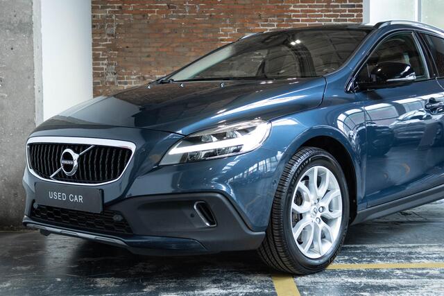 Volvo V40 CROSS COUNTRY T3 Automaat Polar+ Luxury | Panoramadak | Premium Audio | Lederen Interieur | Alarmklasse 3 | Park Assist voor en Achter | DAB | Stoelverwarming | Keyless entree | Volvo on Call