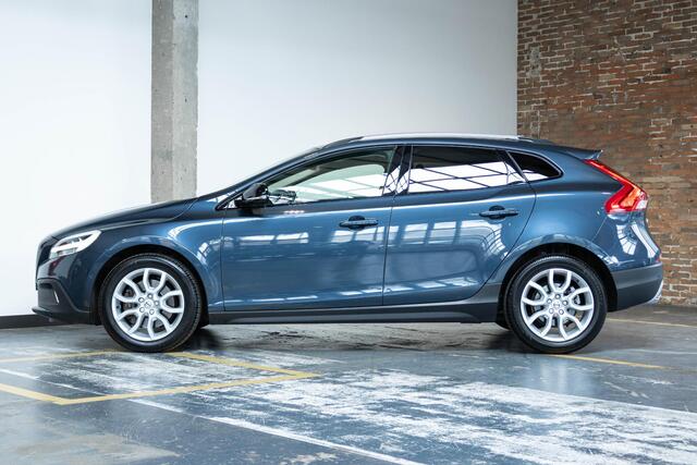 Volvo V40 CROSS COUNTRY T3 Automaat Polar+ Luxury | Panoramadak | Premium Audio | Lederen Interieur | Alarmklasse 3 | Park Assist voor en Achter | DAB | Stoelverwarming | Keyless entree | Volvo on Call