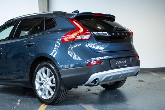 Volvo V40 CROSS COUNTRY T3 Automaat Polar+ Luxury | Panoramadak | Premium Audio | Lederen Interieur | Alarmklasse 3 | Park Assist voor en Achter | DAB | Stoelverwarming | Keyless entree | Volvo on Call