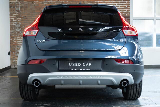 Volvo V40 CROSS COUNTRY T3 Automaat Polar+ Luxury | Panoramadak | Premium Audio | Lederen Interieur | Alarmklasse 3 | Park Assist voor en Achter | DAB | Stoelverwarming | Keyless entree | Volvo on Call