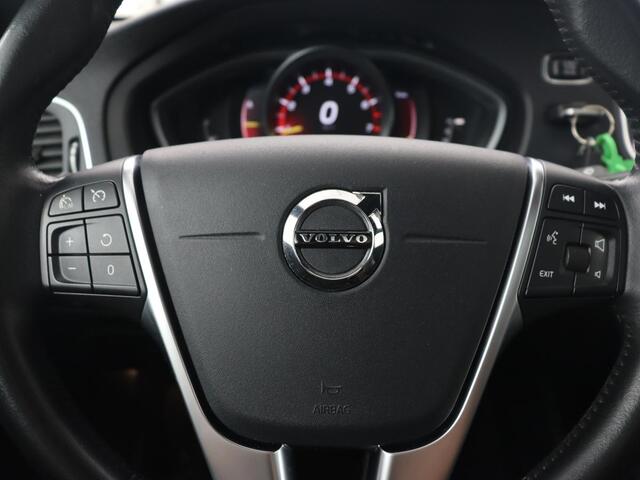 Volvo V40 CROSS COUNTRY 1.5 T3 Polar+ Luxury | Panoramadak | Automaat | Camera | Full LED | Stoelverwarming | Bluetooth | Leder | Cruise control | Harman Kardon